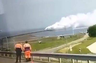 Ох и неспокойно у берегов Крыма: три дрона прилетели в военный корабль, а крымский мост перекрыли - все в дыму. Видео