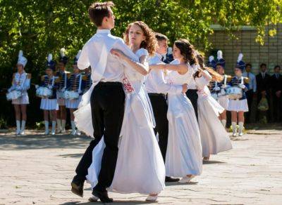 Танцуй пока молодой. Власти опровергают запрет на вальсы в школах, сами ученики говорят обратное