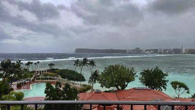 На Гуам надвигается супертайфун "Мавар"