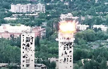 HIMARS разгромил российскую технику на крыше «башен-близнецов» в Донецке