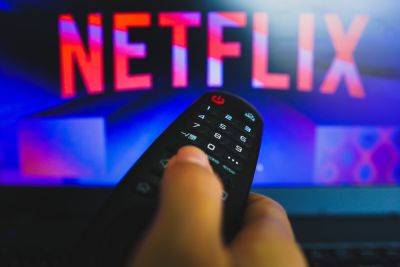 Netflix начал взимать дополнительную плату за «обмен паролями» в США и еще более чем в 100 странах — каждый «друг» обойдется в $7,99/месяц