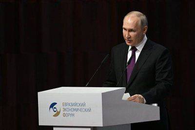 Путин заявил, что Россия продолжает работу по переходу на использование национальных валют