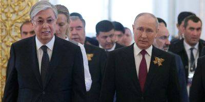 «Даже ядерное оружие одно на двоих». Токаев назвал проблемой сближение России и Беларуси — диктаторы пожали руки