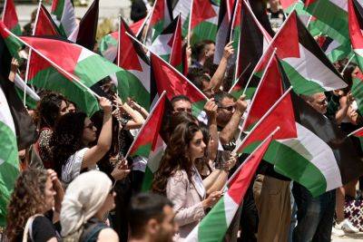 «Оцма Еудит» хочет исключать студентов, которые размахивают палестинскими флагами