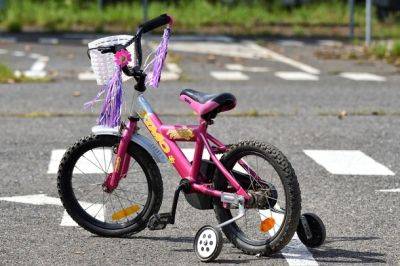 4 -летний ребенок погиб, упав на дороге с велосипеда