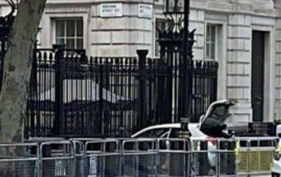 В ворота резиденции премьера Британии въехал автомобиль