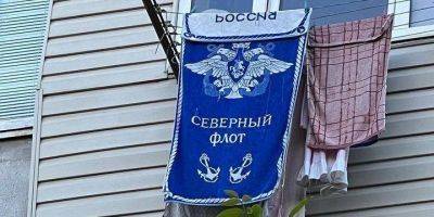 В Ровно женщина вывесила на балкон полотенце с гербом флота РФ. Полиции объяснила, что вытирала им собаку