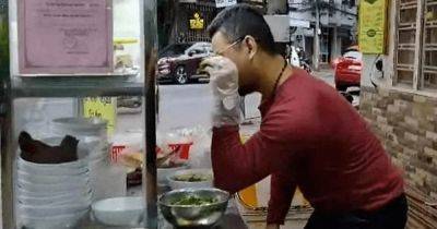 Высмеивал пышные обеды министра: во Вьетнаме продавца лапши посадили в тюрьму (видео)
