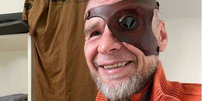 «Мне важно, чтобы человек улыбнулся». Художник Bob Basset создал маску для защитника Мариуполя с позывным Кришна, который потерял глаз