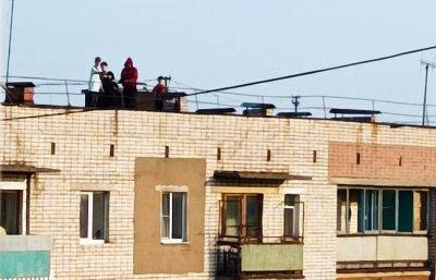В Нелидово подростки бегали по крыше многоэтажки и ломали антенны
