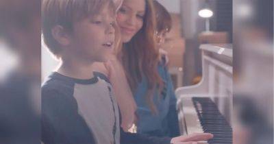 Сыновья Шакиры играют на фортепиано и поют в ее новом клипе