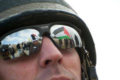 Провокационное видео: солдат ЦАХАЛа моет пол палестинским флагом