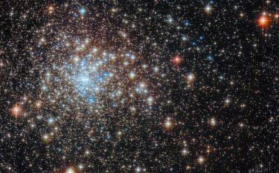 NASA показало фото шарового скопления звезд с телескопа «Хаббл»