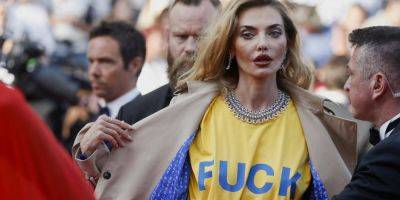 Модель Алина Байкова появилась на красной дорожке Каннского кинофестиваля в футболке с надписью Fuck you Putin — ее арестовали