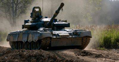 Военный обозреватель оценил "динамическую защиту" танка ВС РФ Т-80 из гильз от артснарядов (фото)