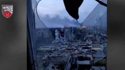 "Путешествуйте вместе с нами. Всё будет Украина!": ССО показали будни в разрушенном Бахмуте