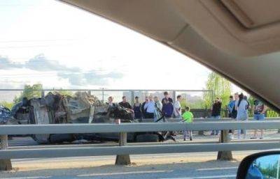 В Твери на Московском шоссе BMW X4 развалился на части, колесо и двигатель улетели с моста
