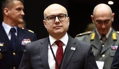 Президент Сербии ушел с поста главы правящей партии; его заменит министр обороны Вучевич