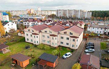 Огромный трехэтажный таунхаус в Минске выставили на торги
