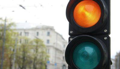 В Риге усилят борьбу с водителями, игнорирующими светофоры и полосы общественного транспорта