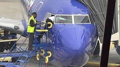 ЧП в самолете: пассажир захлопнул дверь кабины пилотов, и им пришлось влезать в иллюминатор