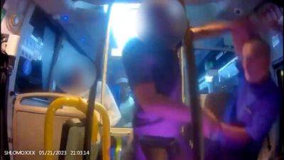Видео: пассажир ворвался в автобус и сломал ребра водителю в Иерусалиме