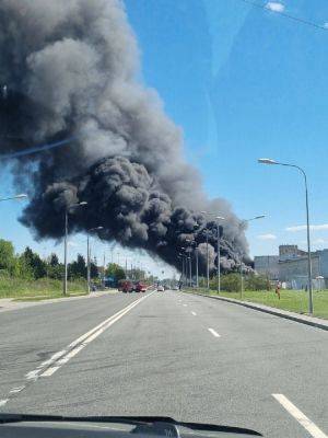 Черный дым до самого неба: на россии очередной адский пожар, горят огромные склады – эпические кадры