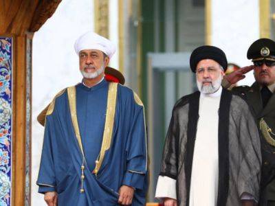 Султан Омана прибыл с "историческим" визитом в Тегеран