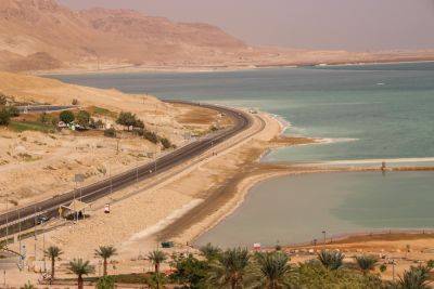 Чудеса накануне лета: шоссе 90 у Мертвого моря закрыли из-за опасности наводнений