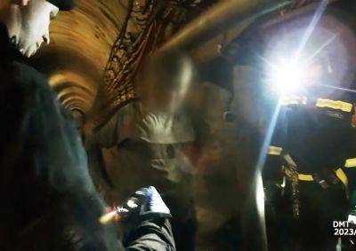 В тоннеле пражского метро застрял мужчина. Он оказался беглым заключенным: видео