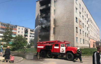 В Нелидово тушили пожар на балконе общежития