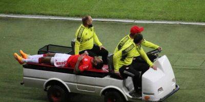 Ужасное столкновение. Бывший игрок Шахтера потерял сознание во время матча — видео