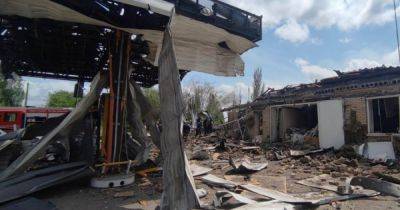В Донецкой области россияне сбросили авиабомбы на АЗC: есть жертвы (фото)