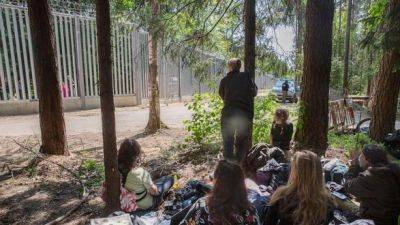 Мигранты с детьми застряли у пограничной стены Польши. беларусь не дает им вернуться обратно