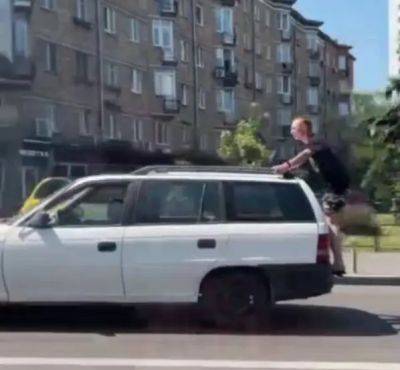 Житель Киева нарушил ПДД – залез на задний бампер авто во время движения