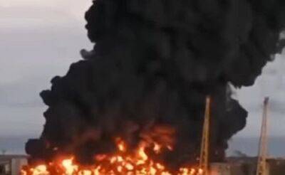 Страшный пожар вспыхнул в российском порту после взрыва: "Ближайший к Крымскому мосту"