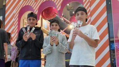 Новый ажиотаж у детей в Израиле: конфеты Roll-Ups по баснословной цене