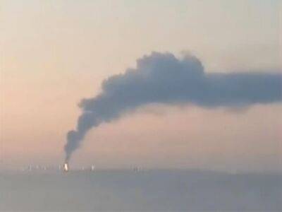 В Краснодарском крае возле Крымского моста горит крупный резервуар с нефтепродуктами