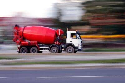 Смертельное ДТП на 40 шоссе: столкновение грузовика с бетоном и легкового автомобиля