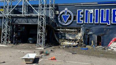 Россияне ударили по гипермаркету в Херсоне, есть погибшие и раненые
