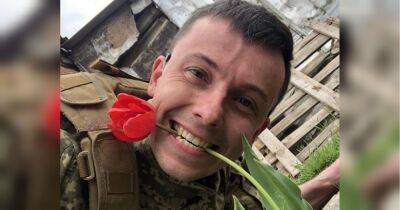 «Роман часто присылал мне фотографии и видео с фронта именно с этими цветами»: в Мукачево расцвели 13 тысяч тюльпанов в память о погибшем герое
