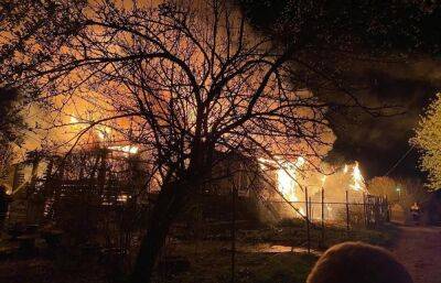 В Бологое после пожара, на котором погибла женщина, без крыши над головой остались семьи с детьми