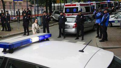 Подросток убил 8 детей и охранника в школе в Белграде