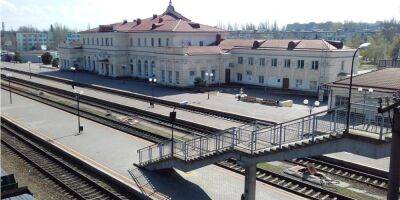 Войска РФ ударили по железнодорожному вокзалу Херсона: есть погибший и раненые, повреждена скорая