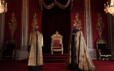 Букингемский дворец показал коронационную мантию Чарльза III