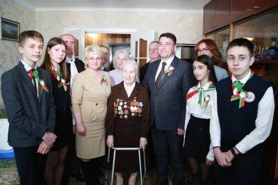 Заместитель председателя облисполкома Виктор Пранюк поздравил ветерана Великой Отечественной войны Марию Патлатенко с наступающим Днем Победы