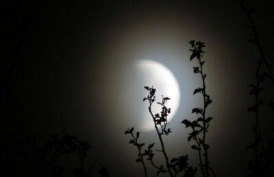 Місячне затемнення на початку травня: чим небезпечна дата та що заборонено робити цього дня