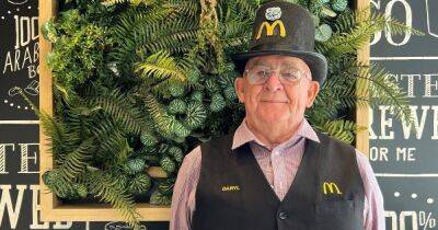 Заскучал дома: 72-летний мужчина пошел работать в McDonald's, и стал любимцем посетителей