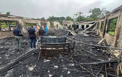 Пожар в школе в Гайане унес 19 жизней: обвиняют 15-летнюю девушку