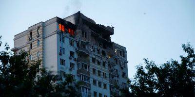 Пожар в жилом доме, выбитые окна. Последствия нового ночного удара России по Киеву — фоторепортаж